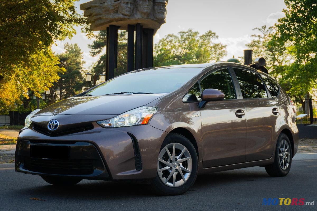 2017' Toyota Prius v photo #2