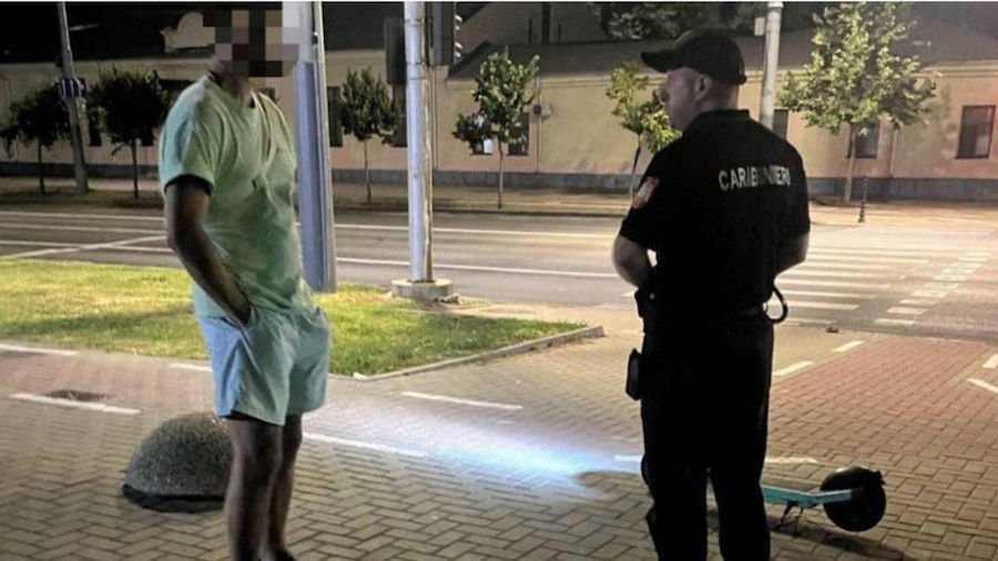 В центре Кишинева карабинеры остановили пьяного мужчину на электросамокате