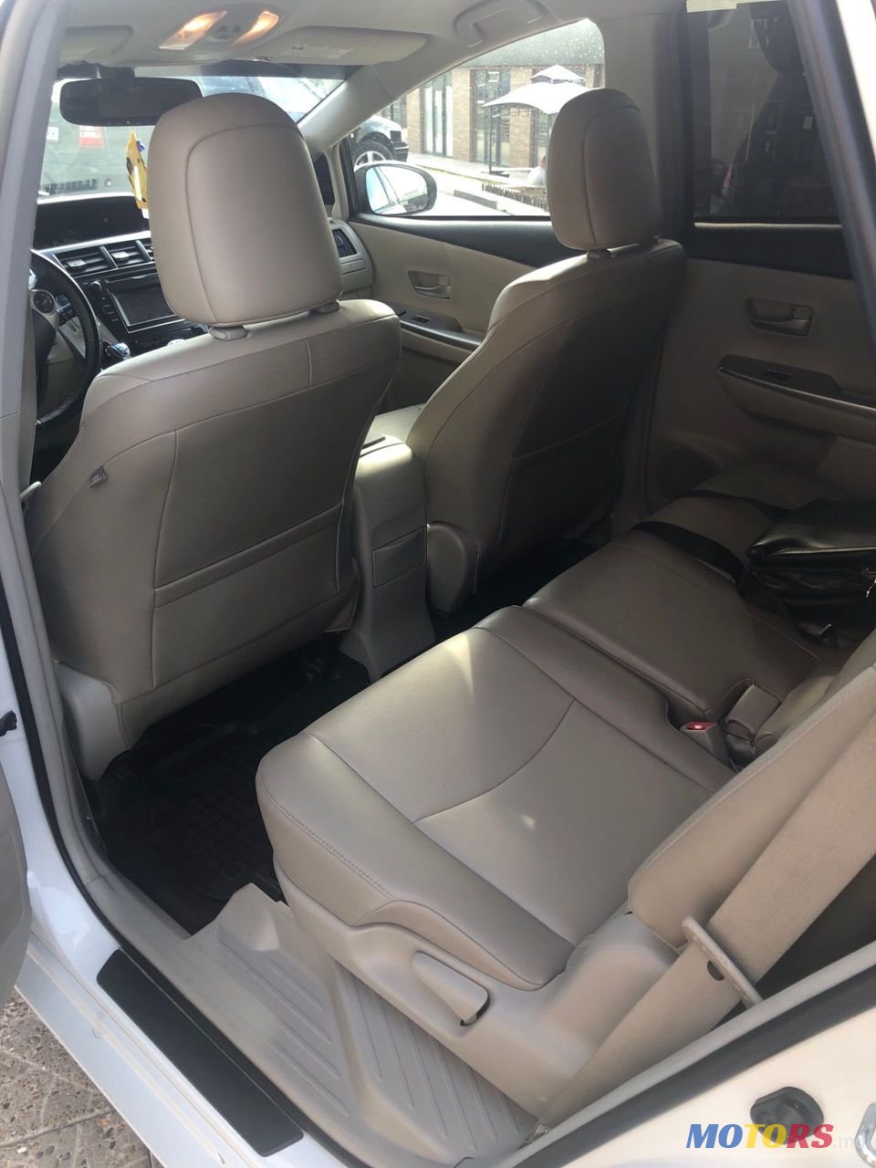 2014' Toyota Prius v photo #4