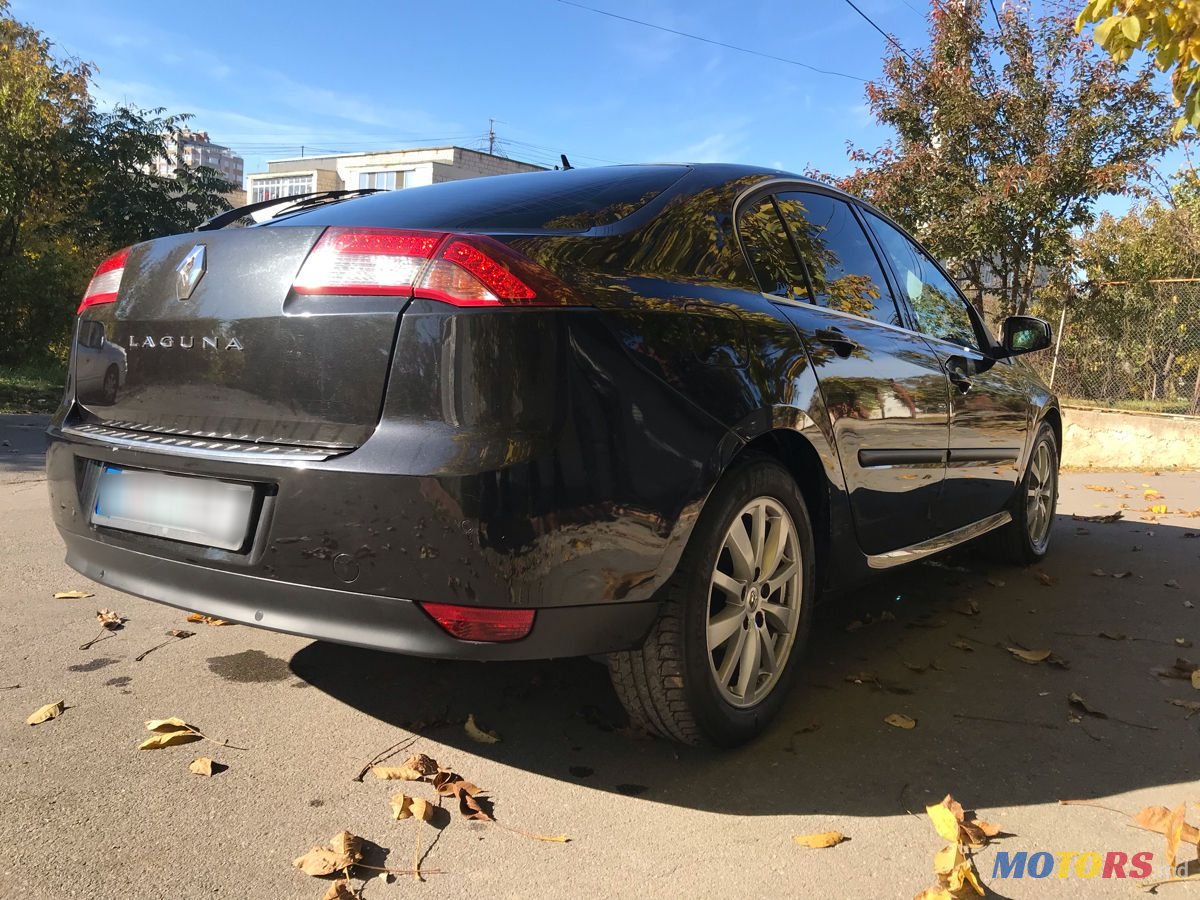 2011' Renault Laguna photo #5