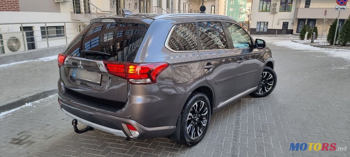 2015' Mitsubishi Outlander photo #3