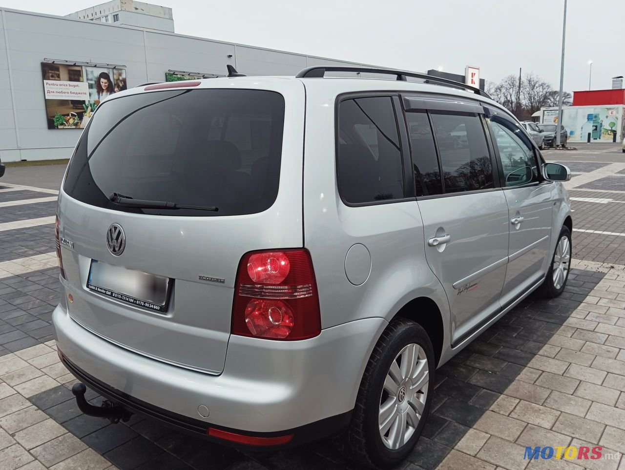 2009' Volkswagen Touran photo #5