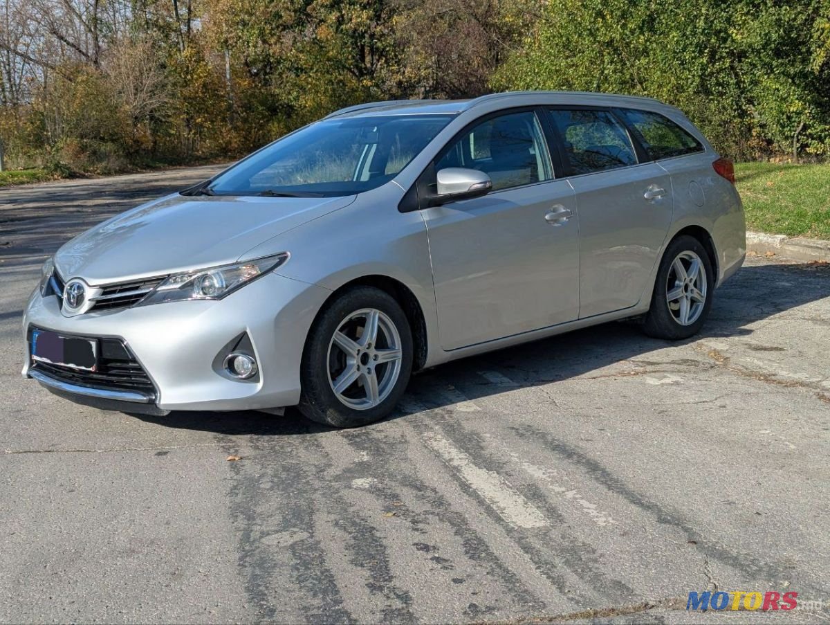 2013' Toyota Auris photo #1