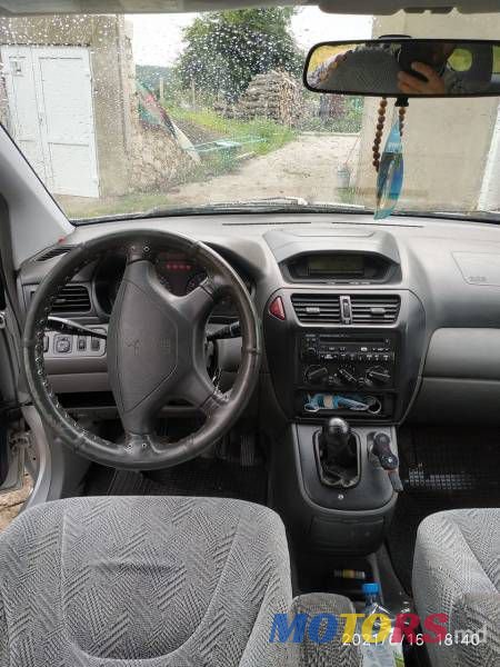 2000' Mitsubishi Space Wagon photo #1