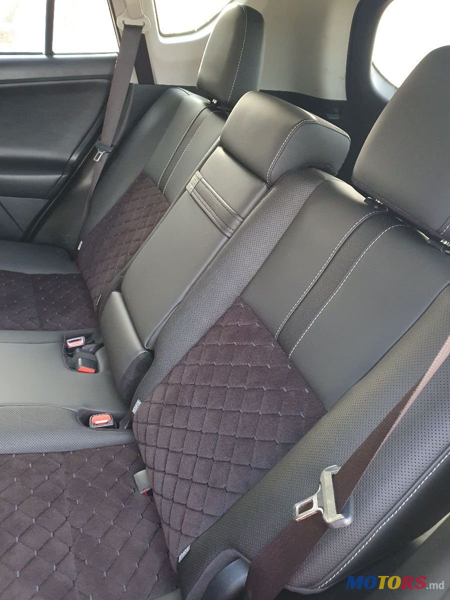 2016' Toyota RAV4 photo #2