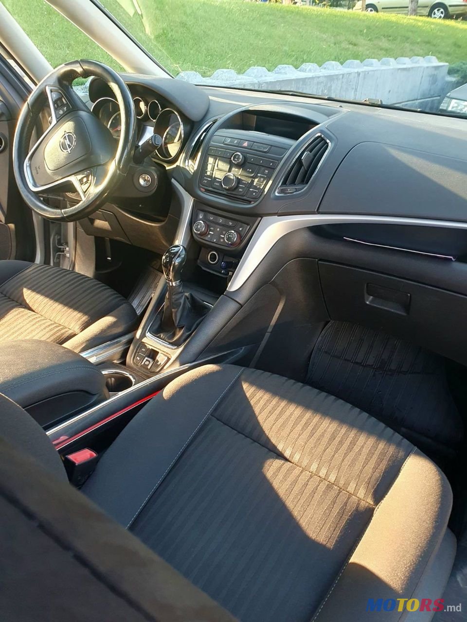 2012' Opel Zafira photo #1