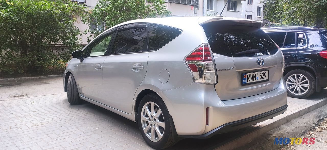 2017' Toyota Prius v photo #5