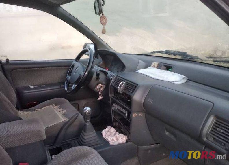 1998' Mitsubishi Space Wagon photo #1