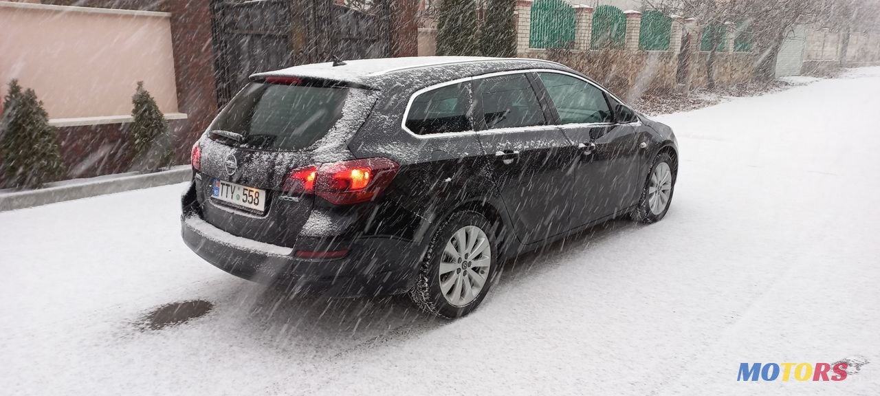 2011' Opel Astra photo #2