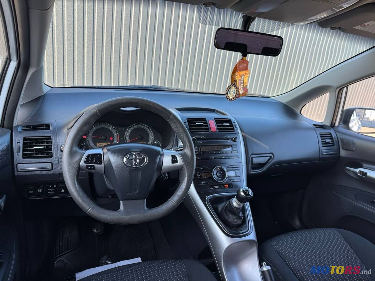 2012' Toyota Auris photo #5