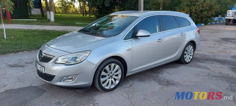 2012' Opel Astra photo #3