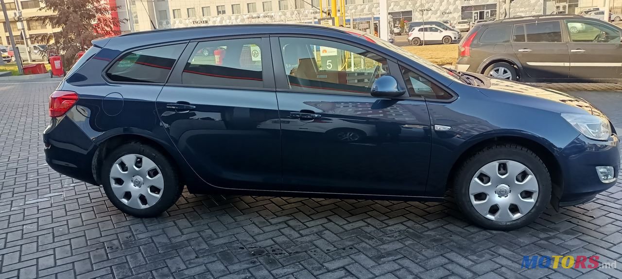 2011' Opel Astra photo #4