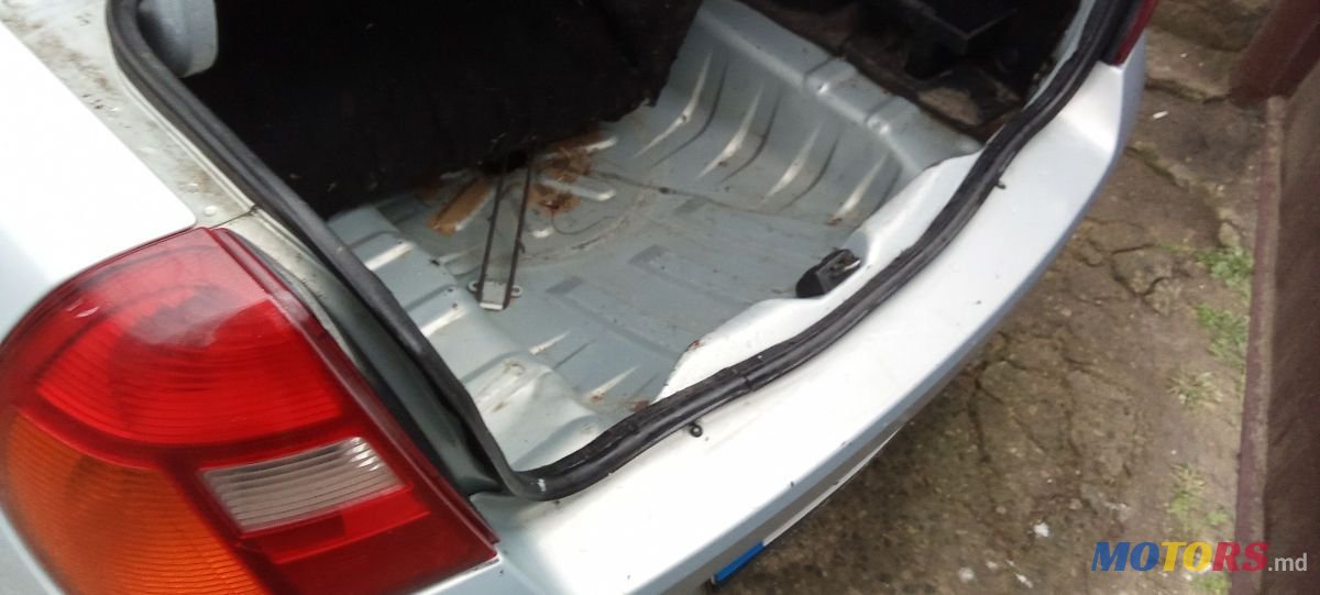 2001' Renault Clio Symbol photo #4