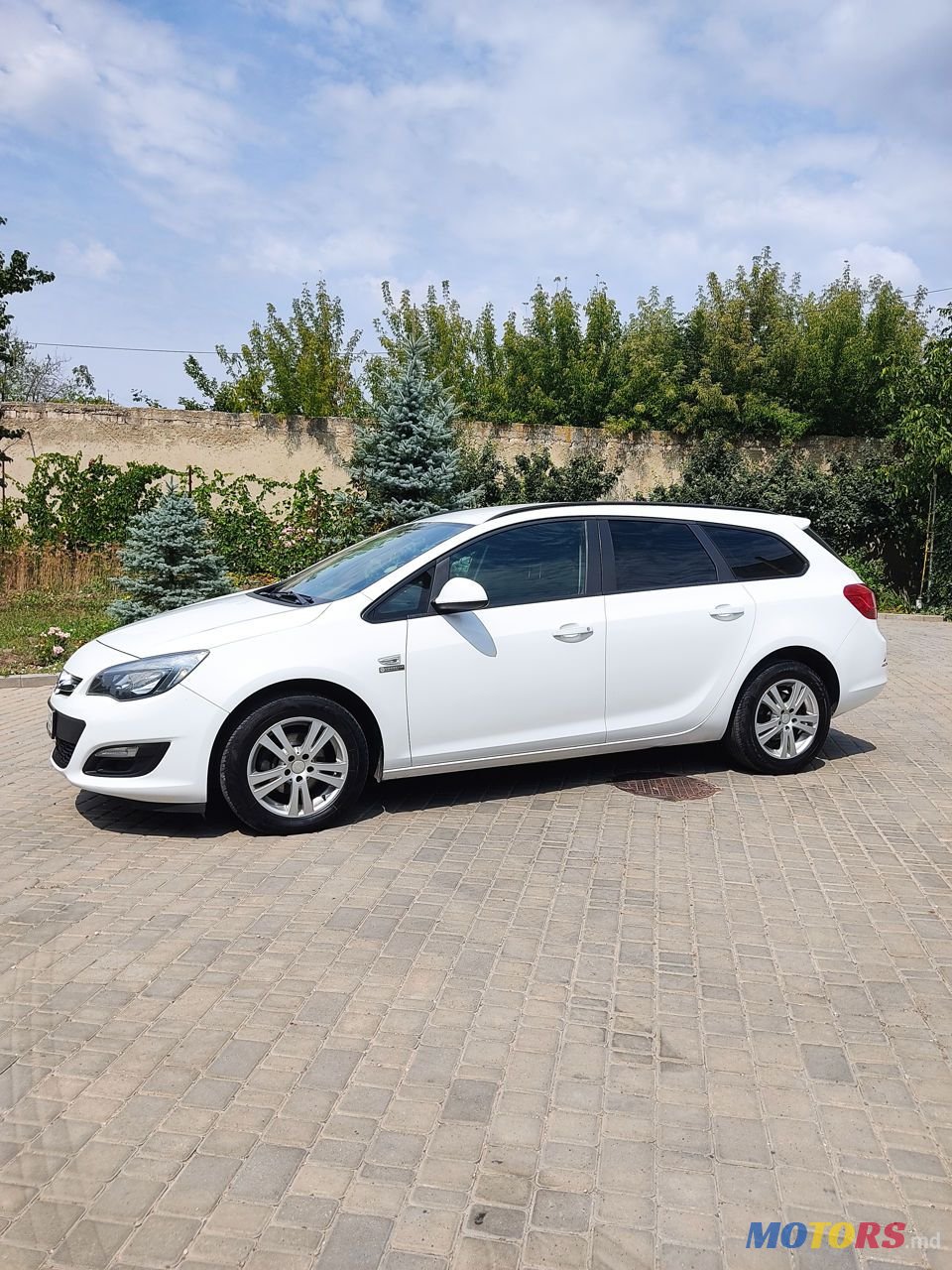 2013' Opel Astra photo #1