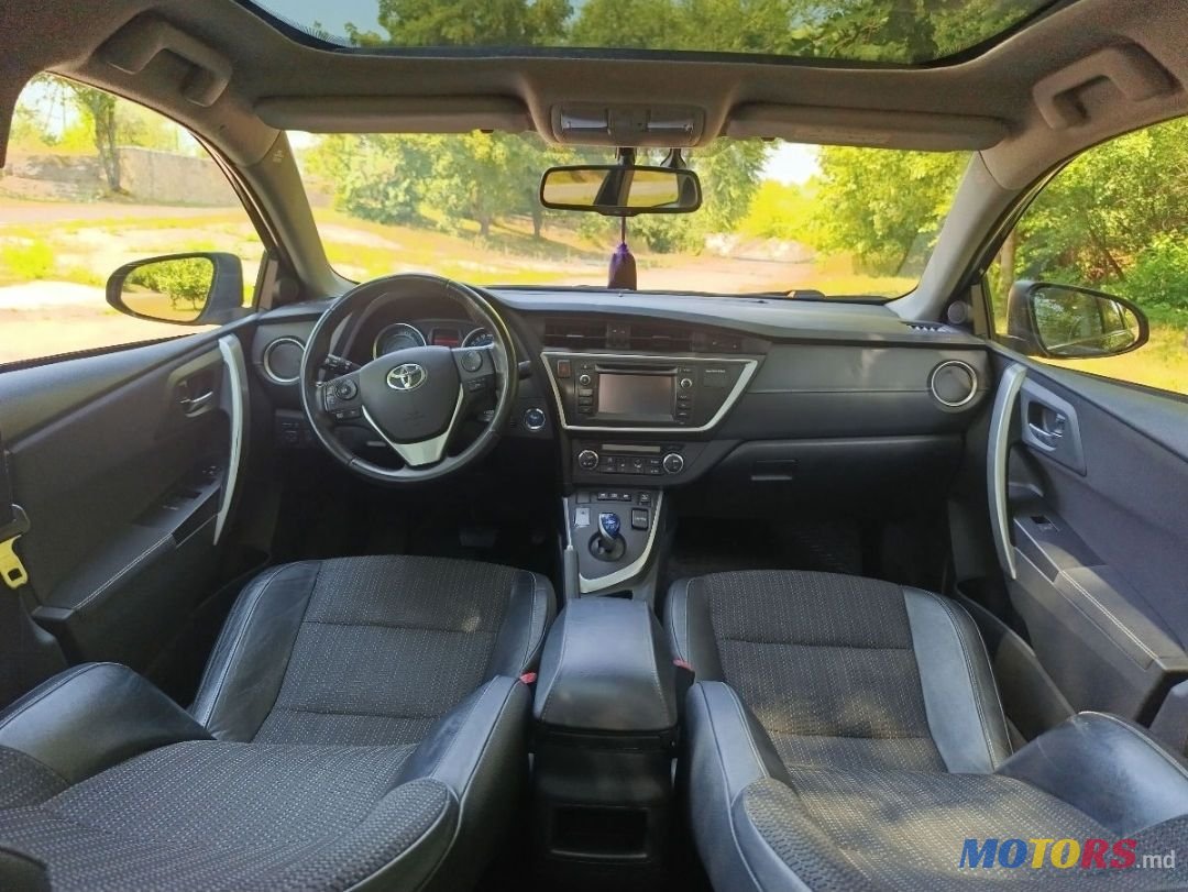 2013' Toyota Auris photo #3