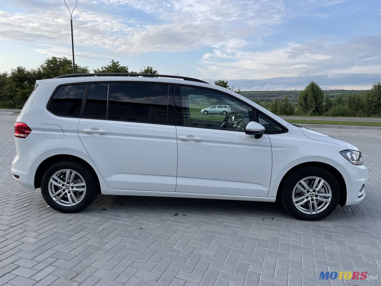 2018' Volkswagen Touran photo #4