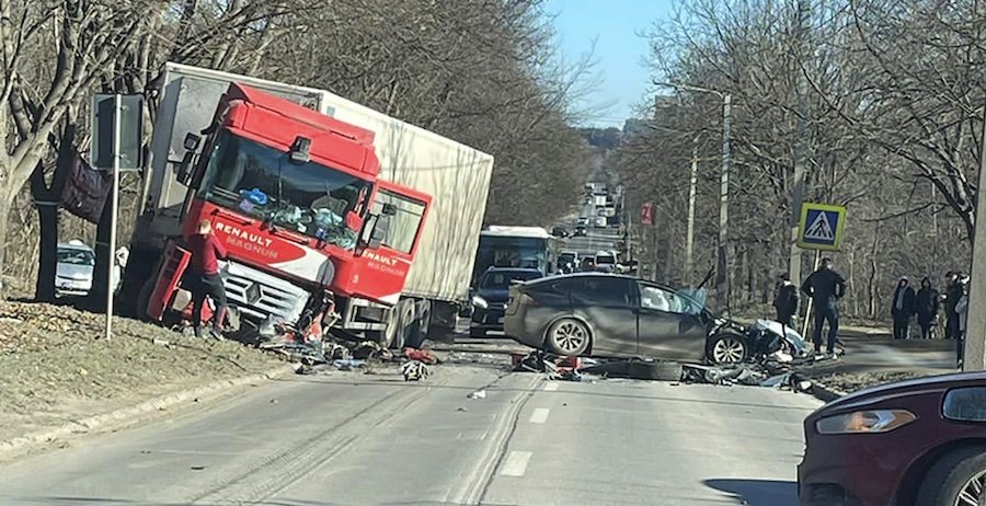 Accident deosebit de grav între o Tesla şi un camion pe strada Petricani din Chişinău, şoferul din Tesla a decedat