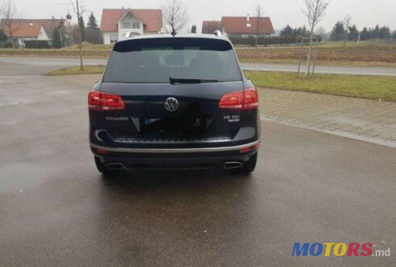 2015' Volkswagen Touareg photo #2