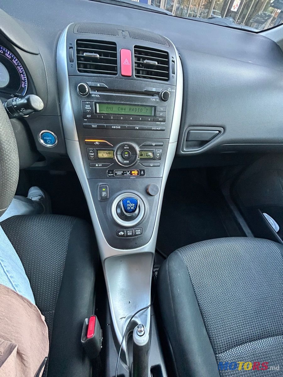 2011' Toyota Auris photo #4