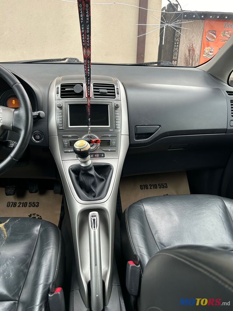 2007' Toyota Auris photo #2