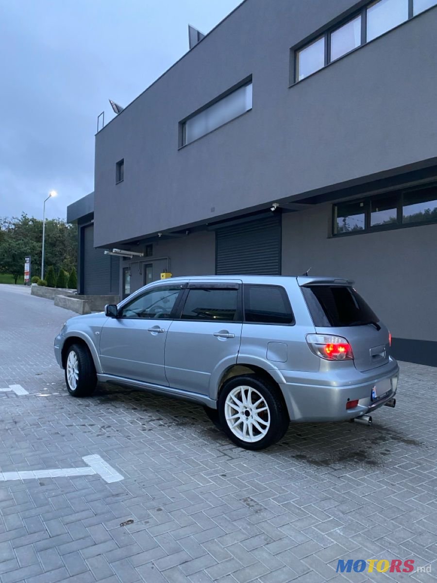 2006' Mitsubishi Outlander photo #3
