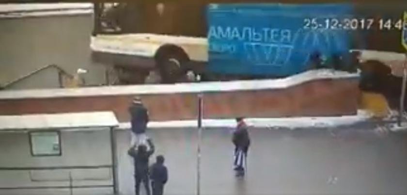 Cel puţin cinci morţi şi 15 răniţi, după ce un autobuz a intrat în zona de acces a unei staţii de metrou din Moscova