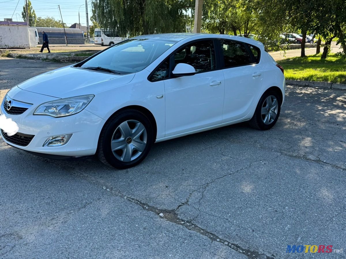 2012' Opel Astra photo #4