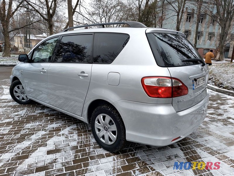 2004' Toyota Avensis Verso photo #4