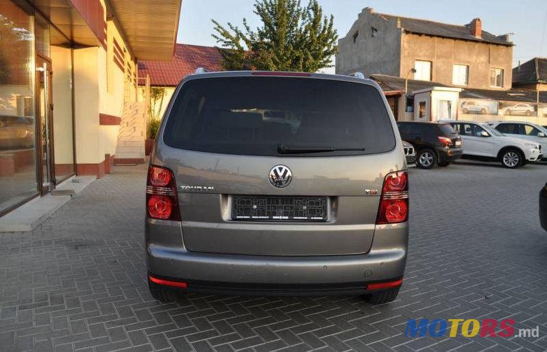 2008' Volkswagen Touran photo #2