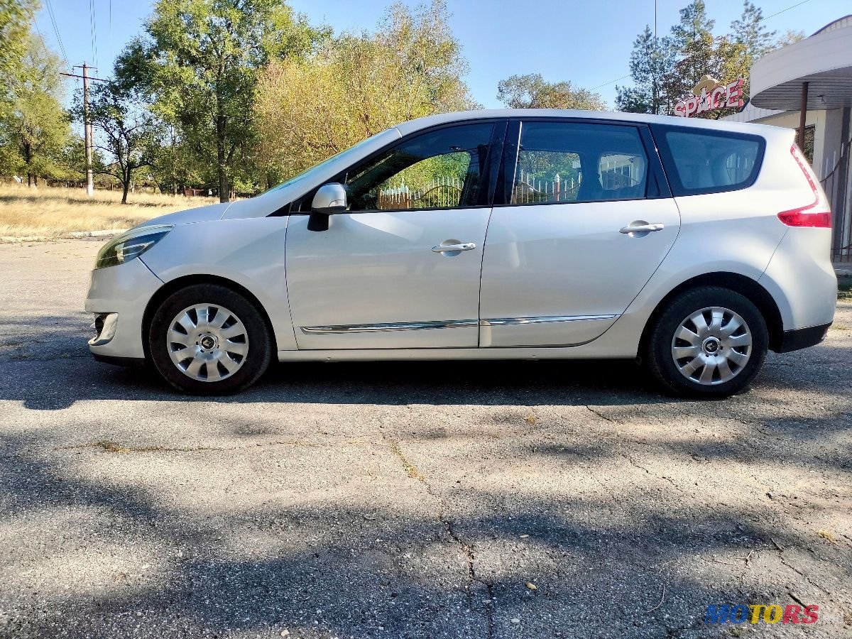 2013' Renault Grand Scenic photo #1