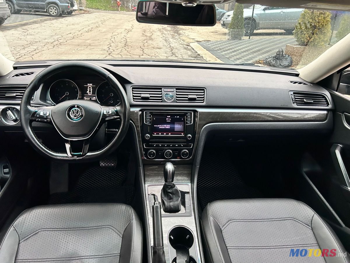 2015' Volkswagen Passat photo #6
