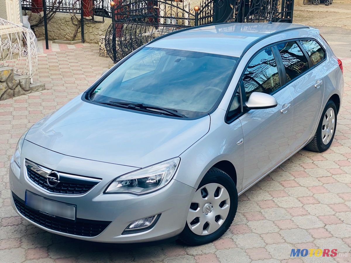 2011' Opel Astra photo #1