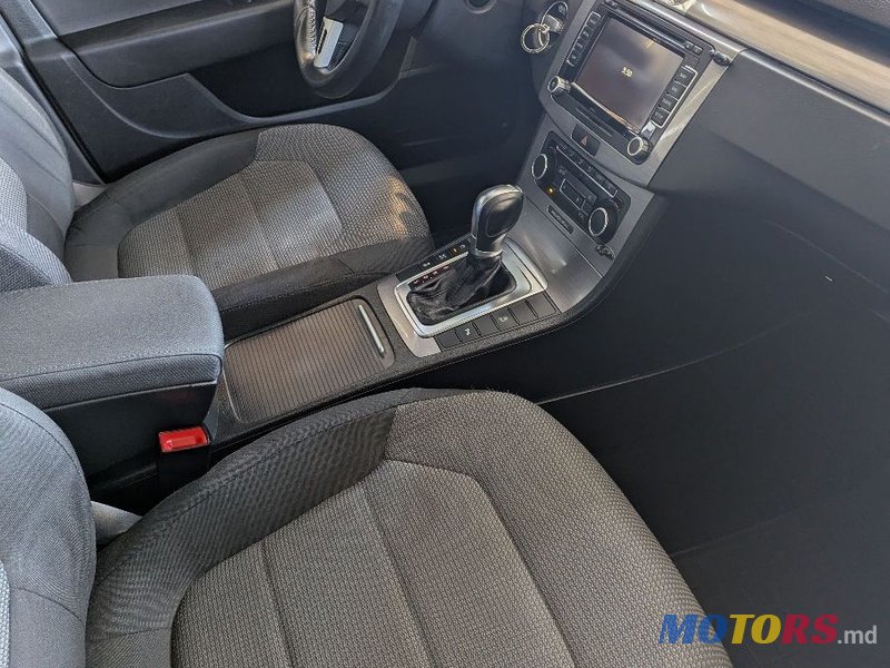 2010' Volkswagen Passat photo #6