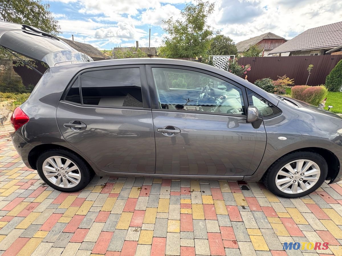 2009' Toyota Auris photo #2