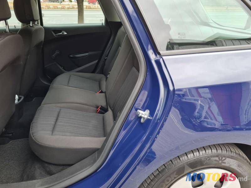 2011' Opel Astra photo #6