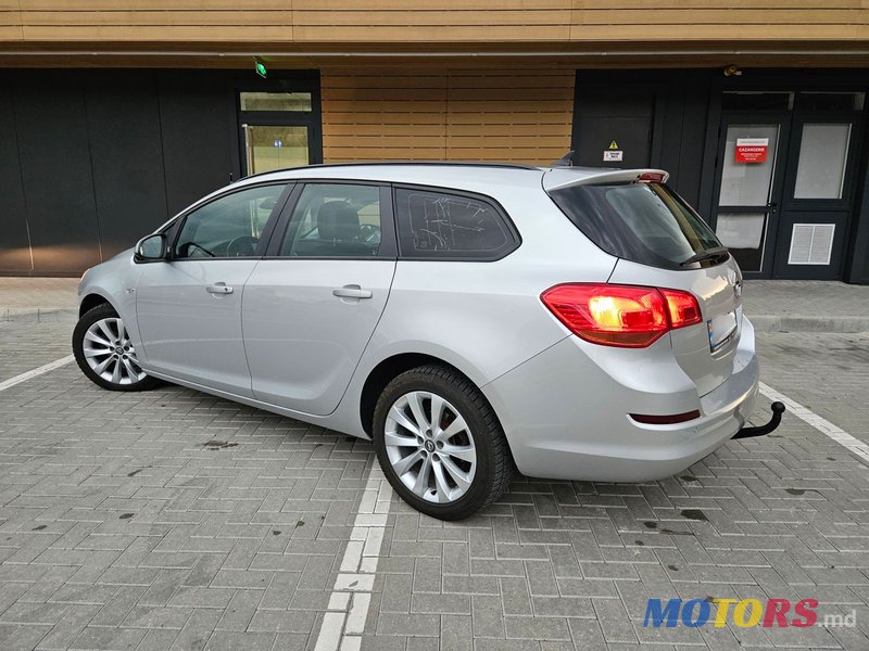 2011' Opel Astra photo #3