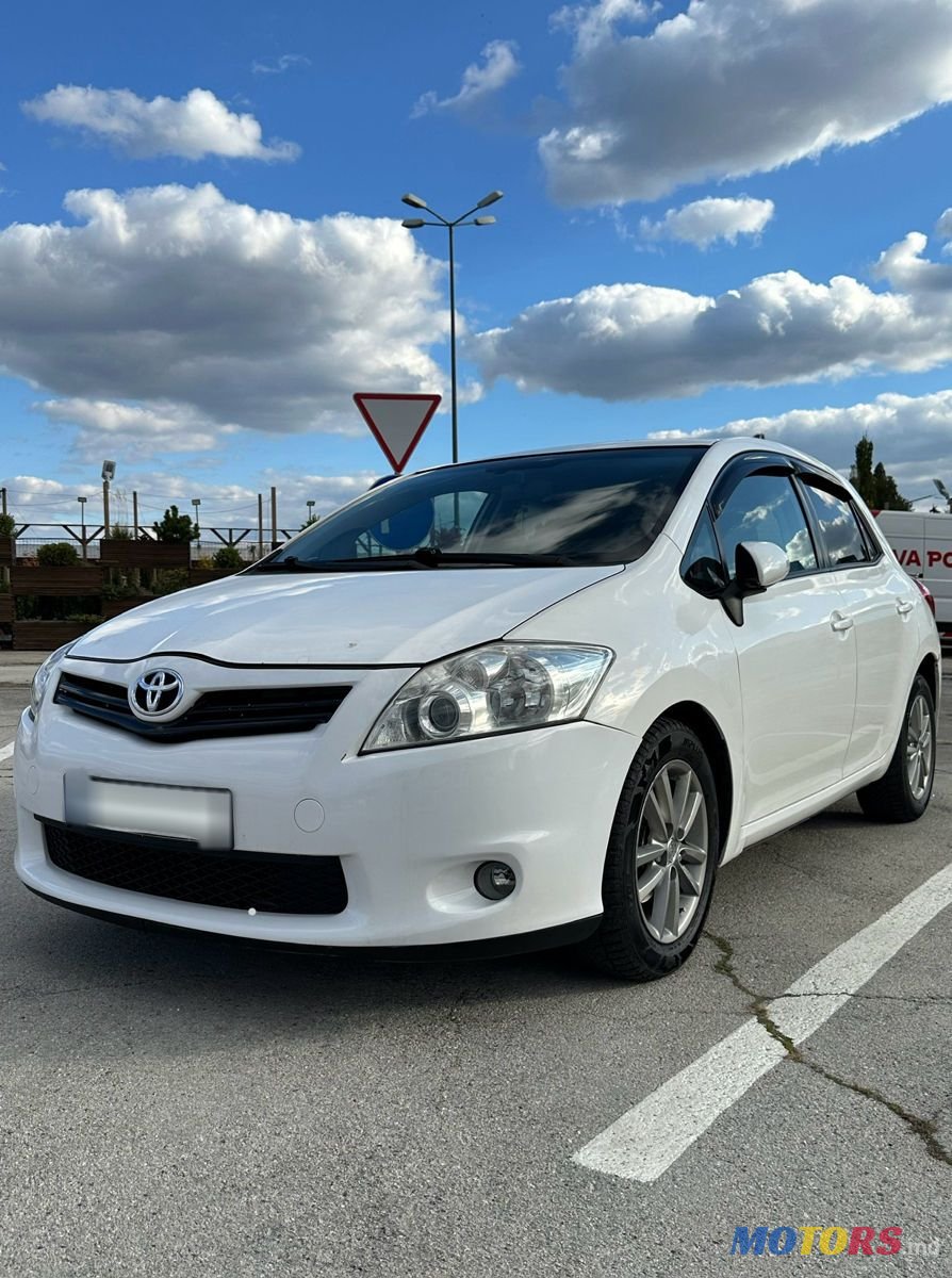 2011' Toyota Auris photo #2