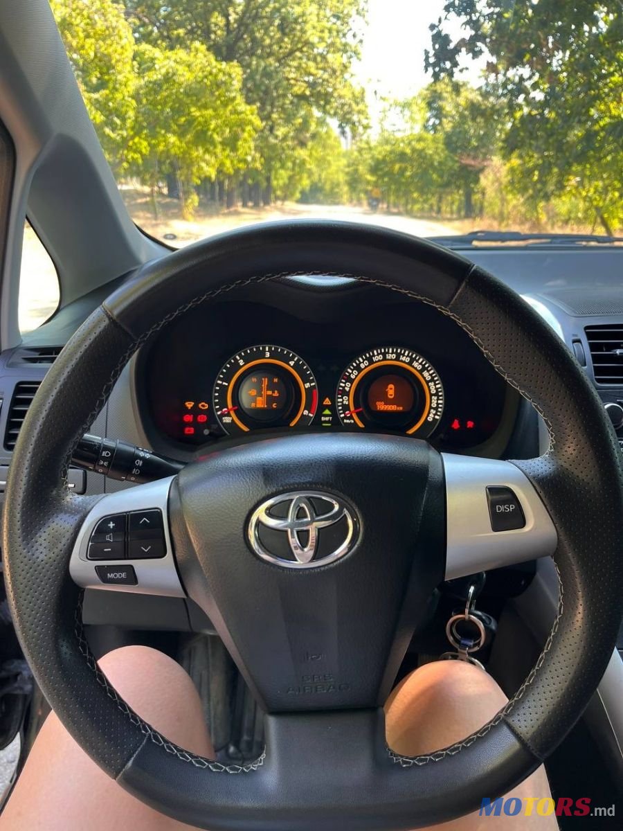 2011' Toyota Auris photo #4