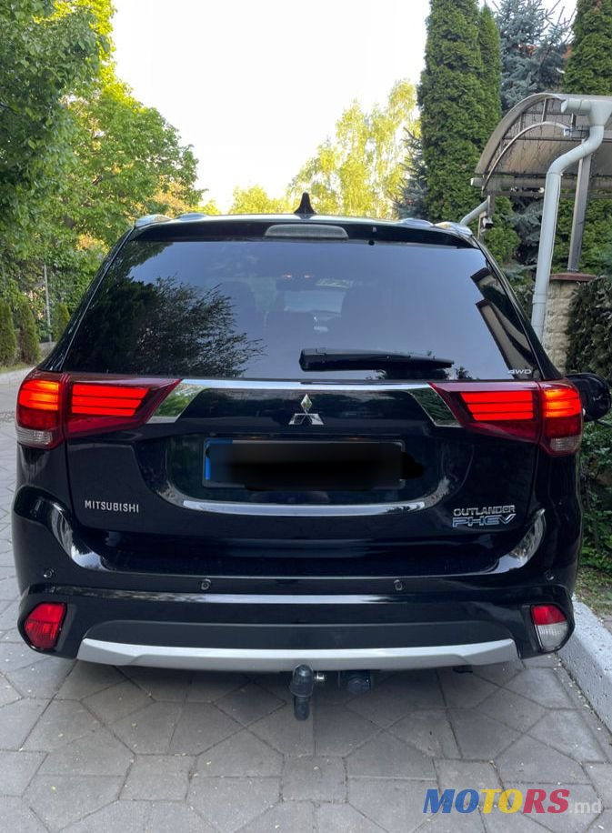 2015' Mitsubishi Outlander photo #2