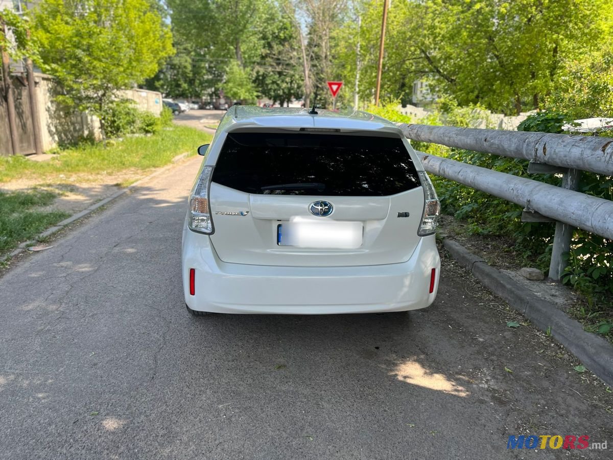2012' Toyota Prius v photo #3