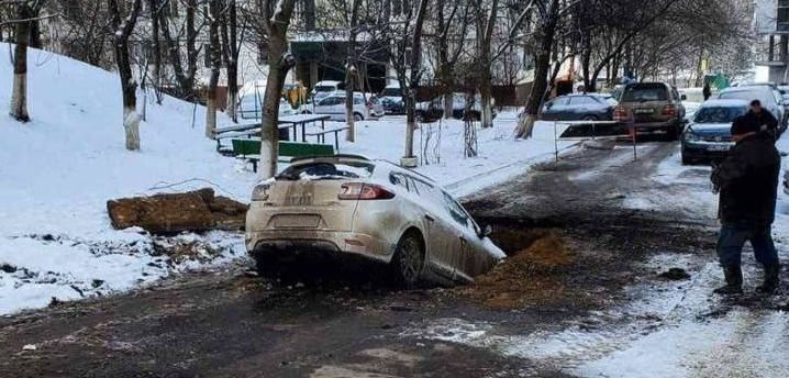 Ghinion pentru un șofer din Chișinău: Automobilul lui a ajuns într-o groapă