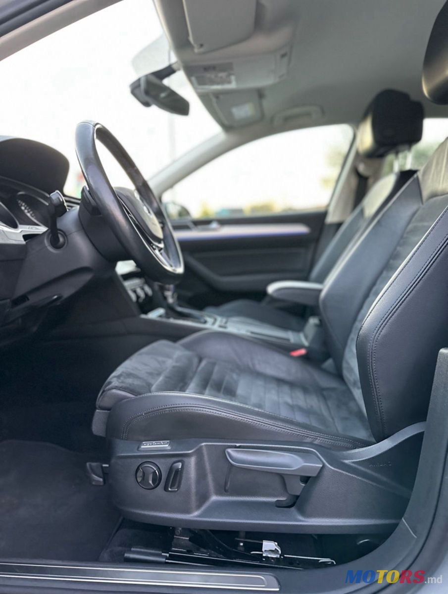 2016' Volkswagen Passat photo #5