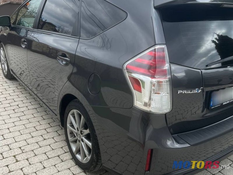 2017' Toyota Prius v photo #3