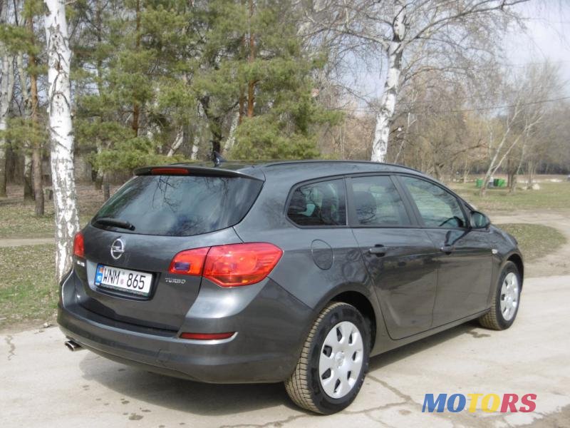 2011' Opel Astra photo #1