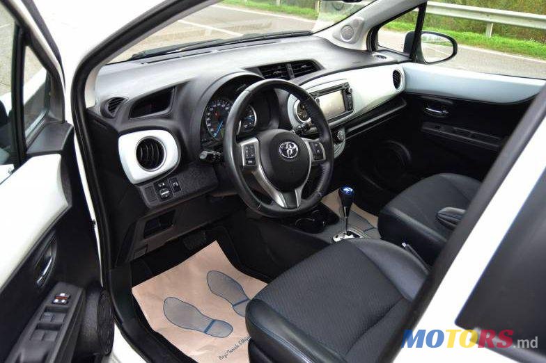 2012' Toyota Yaris photo #3