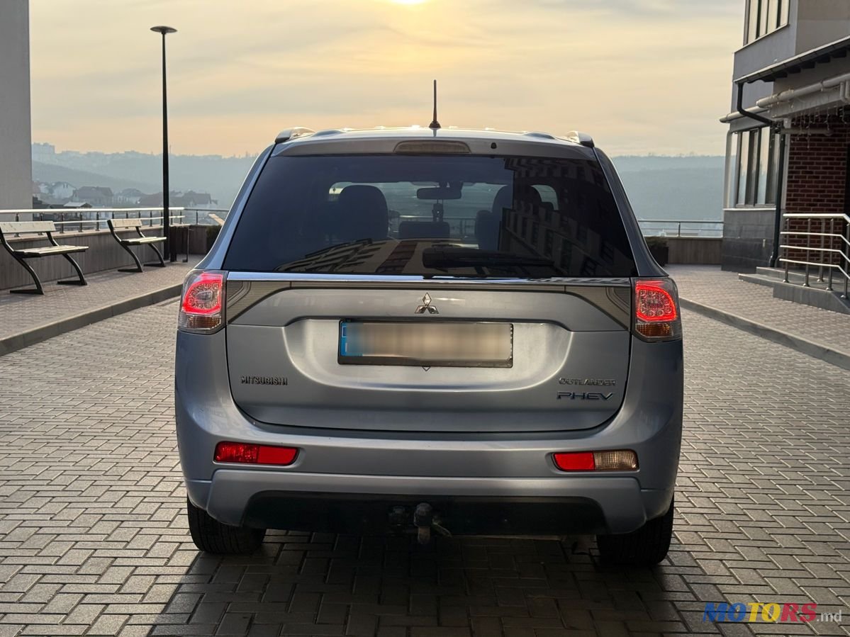 2014' Mitsubishi Outlander photo #2