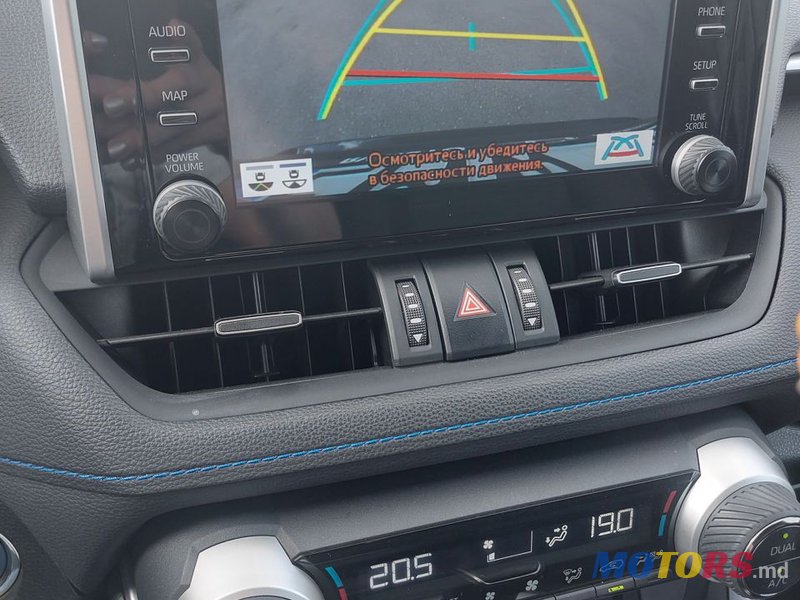 2019' Toyota RAV4 photo #4