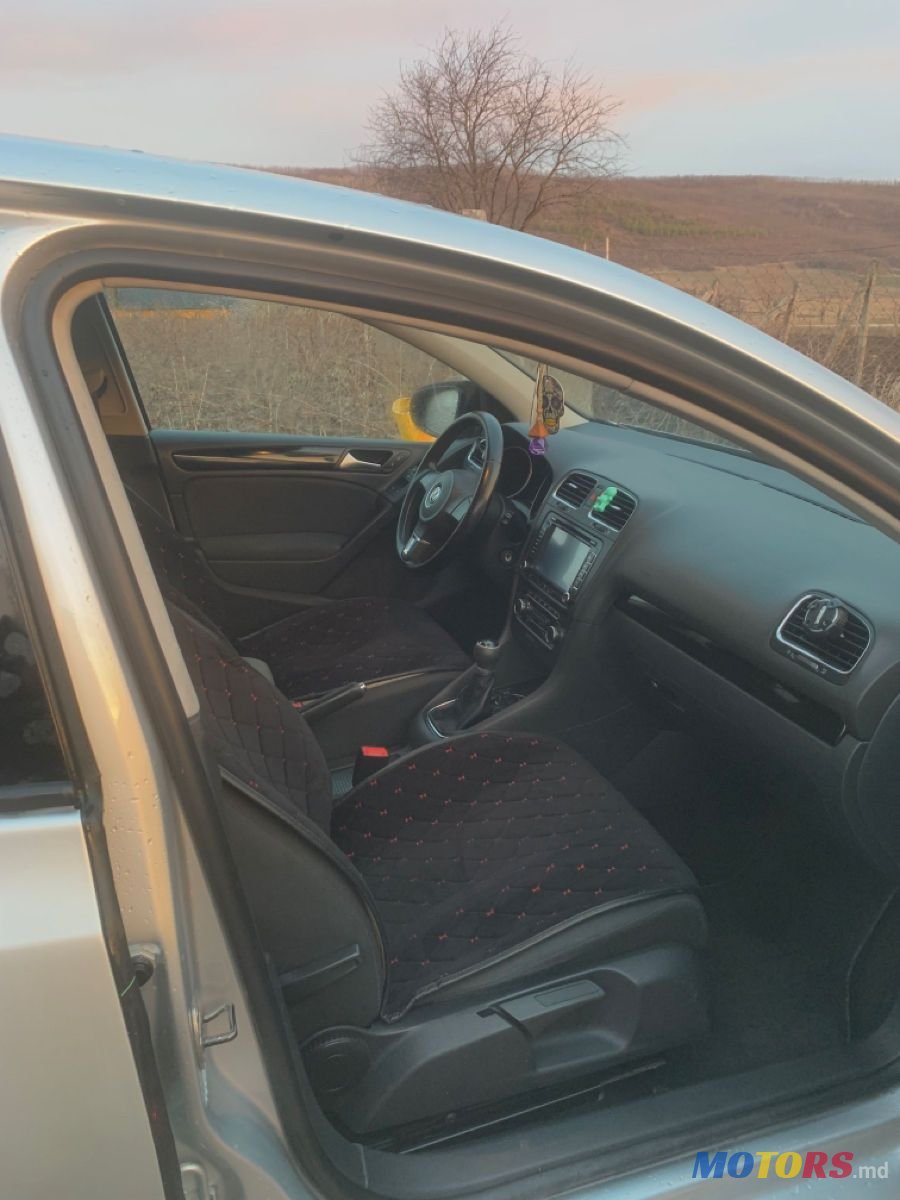 2009' Volkswagen Golf photo #4