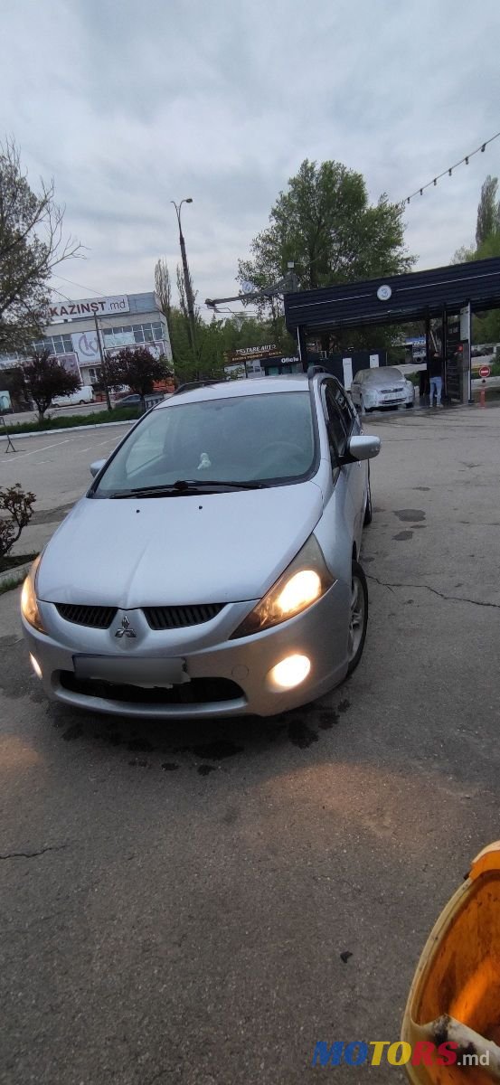 2006' Mitsubishi Grandis photo #1