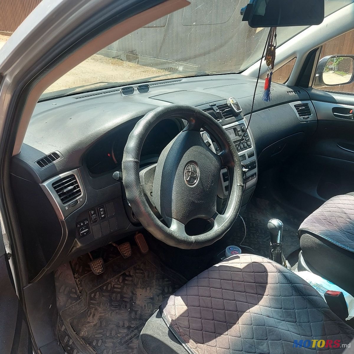 2004' Toyota Avensis Verso photo #6